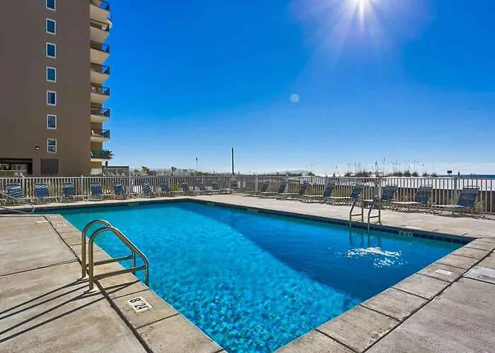 Upgraded Beachfront With A Pool Access & Washer Dryer Holiday home