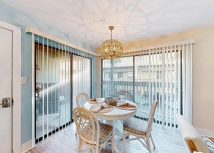 Holiday home Upgraded Beachfront With A Pool Access & Washer Dryer Gulf Shores