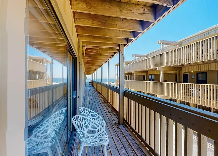Upgraded Beachfront With A Pool Access & Washer Dryer Holiday home